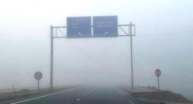 Erzurum’da etkili olan yoğun sis sürücülere zor anlar yaşattı