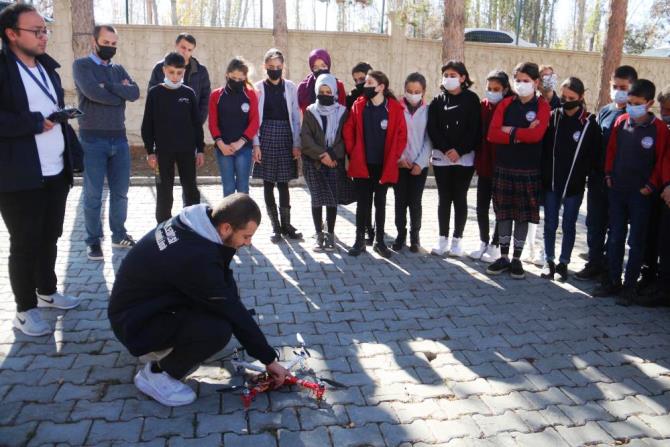 Köy çocuklarının roket ve drone heyecanı