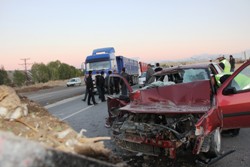 Erzurum'da Otomobil Tır'ın Altına Girdi: 5 Yaralı Var