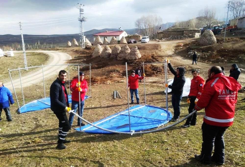 Depremzedeler için seyyar ahırlar kuruldu