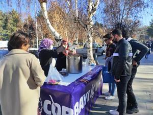 AK Partili Gençlerden ‘Çorbayı iç, vizeyi geç’ etkinliği