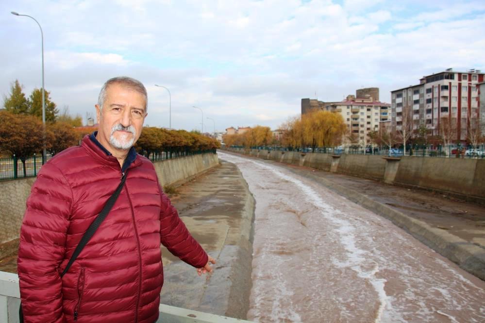 Oltu Çayı’nda ilginç köpürme korkutuyor