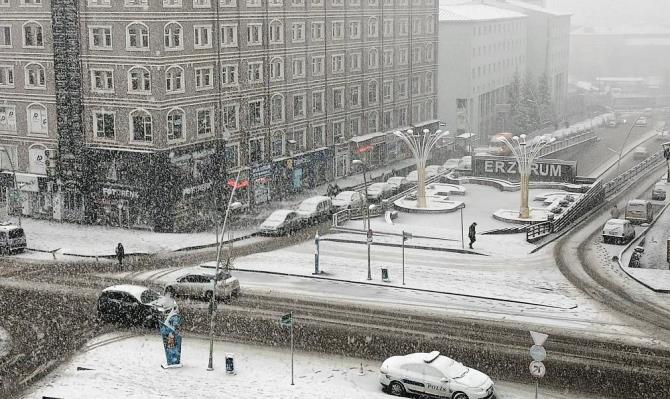 Erzurum’da yoğun kar yağışı etkili oluyor