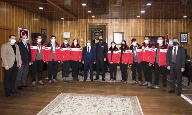 Curling milli takımı sporcuları Atatürk Üniversitesinde