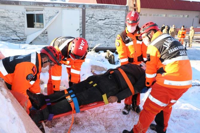 JÖAK ve JAK ekiplerinin deprem tatbikatı gerçeğini aratmadı