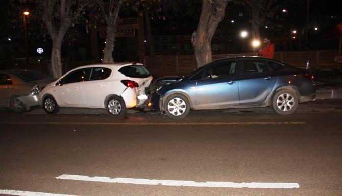 Buzlanan yolda zincirleme trafik kazası, 4 araca çarparak durabildi