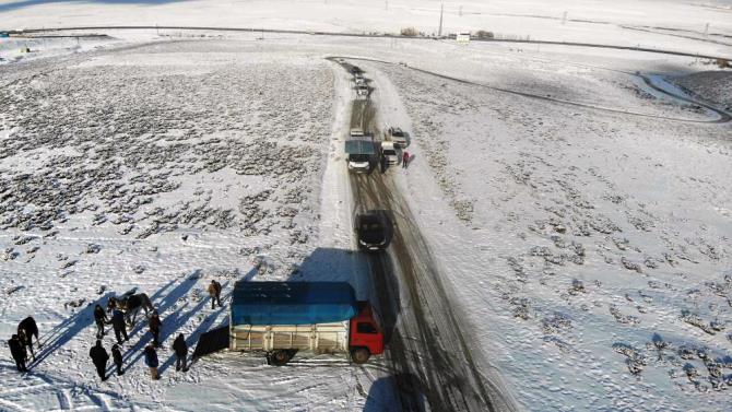 Buz tutan yollar sürücülere çile oldu