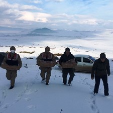 Yaban hayvanları için doğaya yem bırakıldı