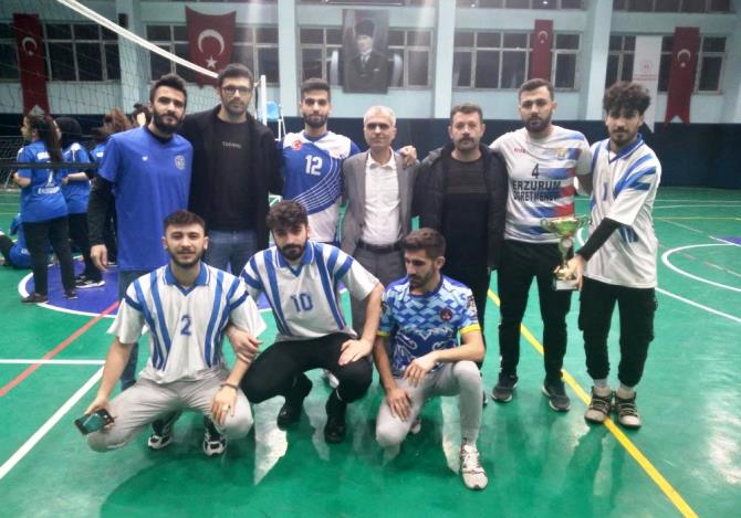 Voleybol turnuvasında renkli görüntüler ortaya çıktı