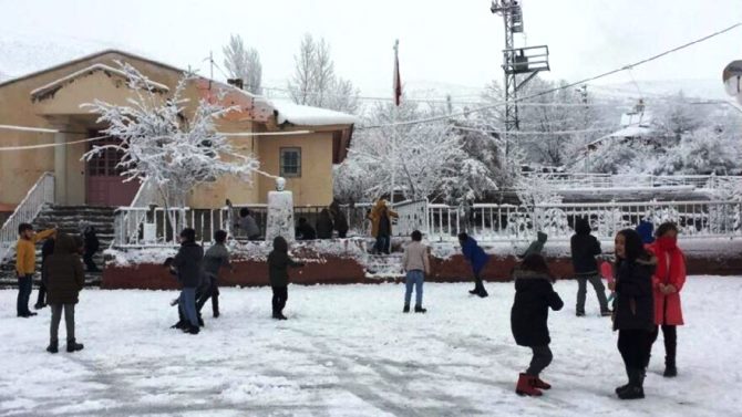 Erzurum’da eğitime kar engeli