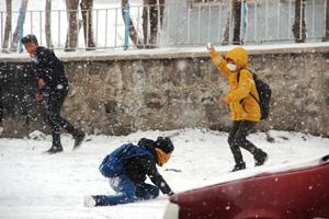 Erzurum’da lapa lapa yağan kar, kimine işkence kimine eğlence oldu