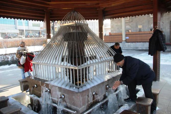 Erzurum eksi 16’yı gördü şadırvanlar adeta buzdan şelaleye döndü