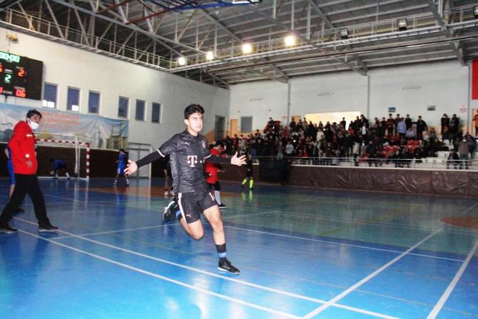 Liseli gençlerin futsal heyecanı