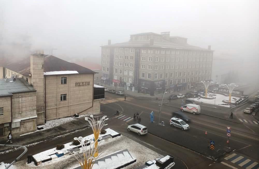 Erzurum’da yoğun sis görüş mesafesini düşürdü, ağaçlar kırağı tuttu