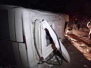 Minibüs şarampole devrildi: 1 ölü 7 yaralı