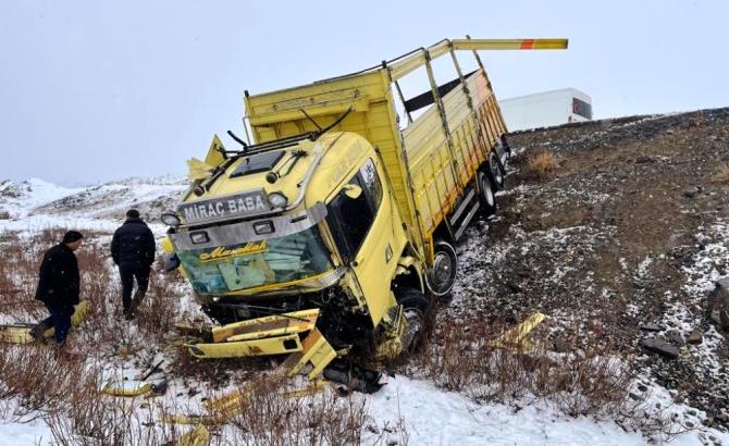 Horasan’da kamyonet şarampole devrildi: 1 ağır yaralı