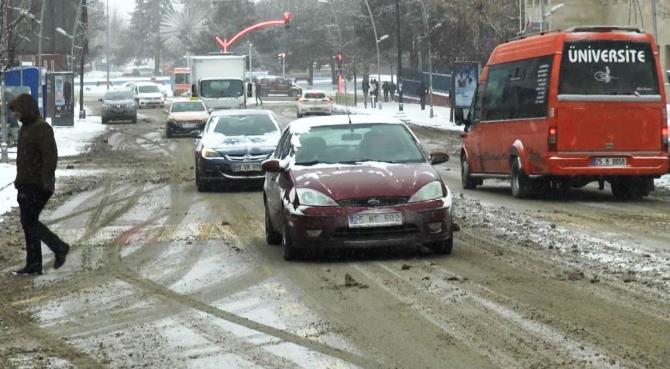 Erzurum’da kar hayatı felç etti