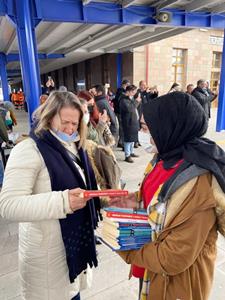 ‘Okullu Okulsuz Okuyoruz’ projesi kapsamında tren garında kitap dağıttılar