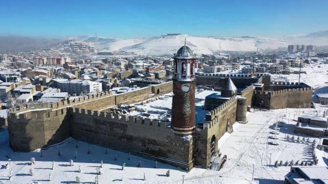 Erzurum’da kar altında kalan tarihi yerler havadan görüntülendi