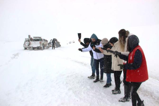 Araçlar kara saplandı, onlar halay çekti