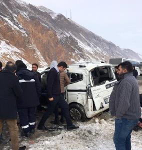 Erzurum'da yolcu otobüsü kamyonete çarptı: 3 yaralı