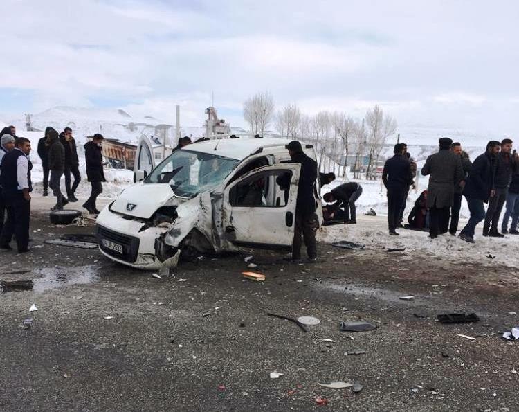 Erzurum'da yolcu otobüsü kamyonete çarptı: 3 yaralı