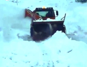 Erzurum’da kar yağışı sonrası düşen çığ karayolunu kapattı, ekipler seferber oldu