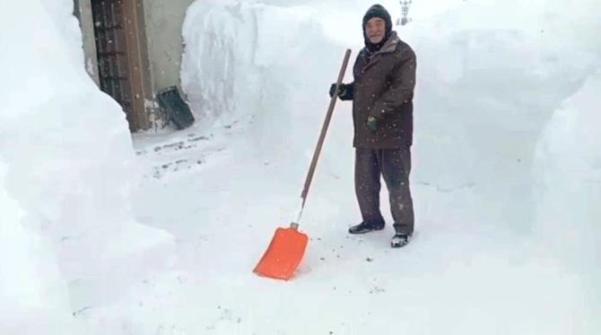 Köylerde evlerinden dışarıya çıkabilmek için yoğun çaba harcadılar