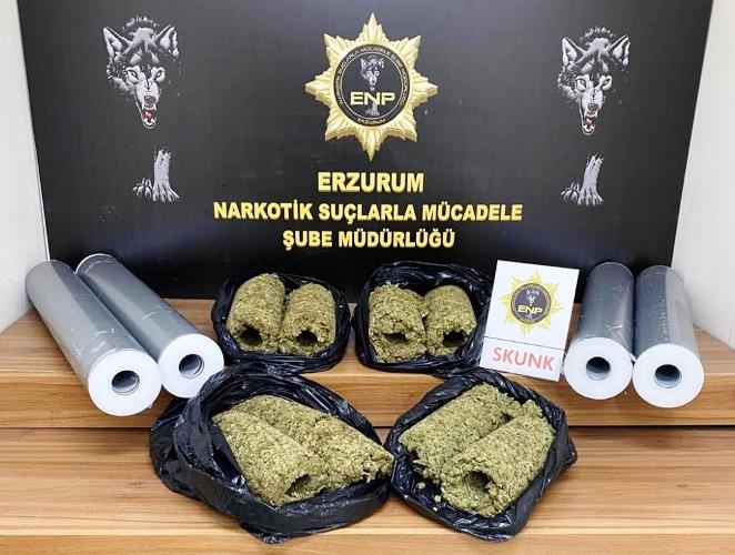 Duvar kağıdı rulosuna gizlenmiş 11 kilo 400 gram skunk maddesi ele geçirildi