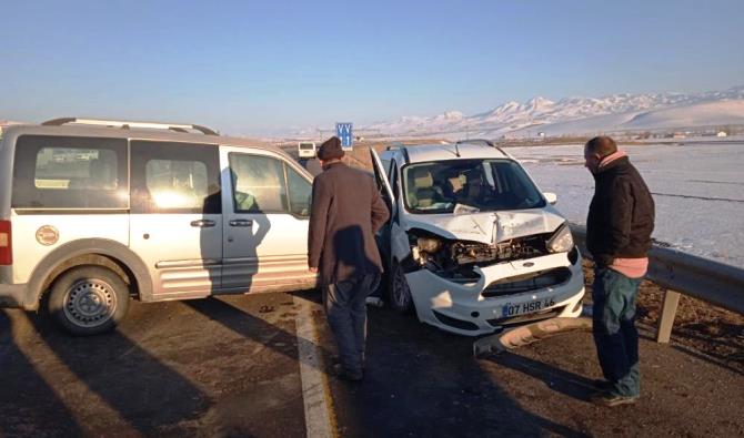 Direksiyon hakimiyetini kaybetti karşı şeritten gelen otomobile çarptı: 2 yaralı