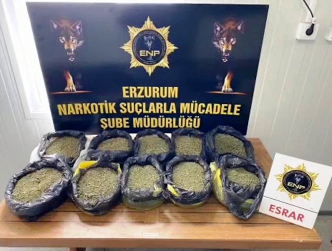 İzne çıkan uzman çavuş valiz içine sakladığı 10 kilo 50 gram uyuşturucu maddesi ile yakalandı