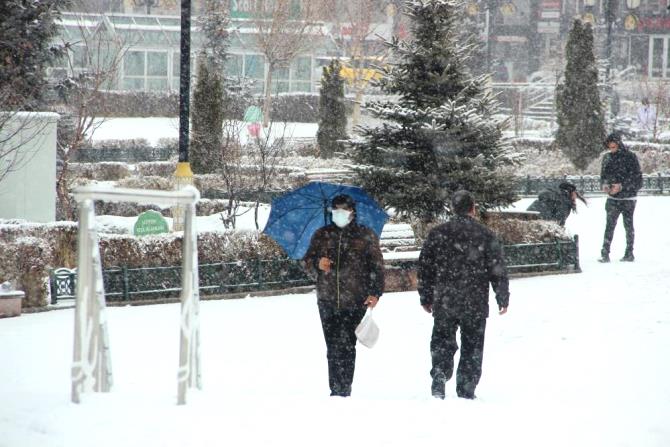 Erzurum’da kış geri döndü