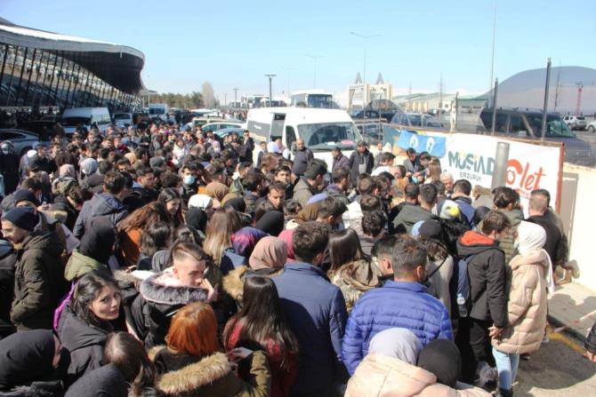 Fuarda Oltu Cağ Kebabı kuyruğu