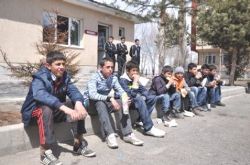 Erzurum'da Polisten Vatandaşa Döner İkramı