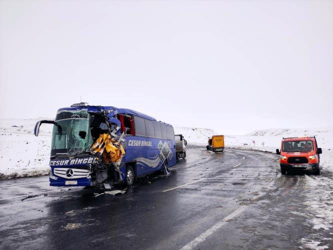 Yolcu otobüsüyle tır çarpıştı: 1 ölü, 3 yaralı