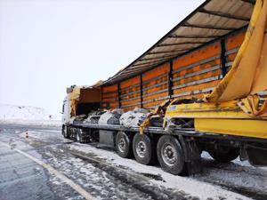 Yolcu otobüsüyle tır çarpıştı: 1 ölü, 3 yaralı