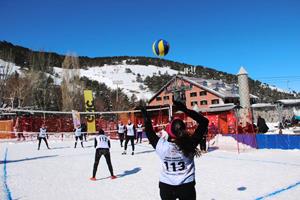 Kar üstünde voleybol nefesleri kesiyor