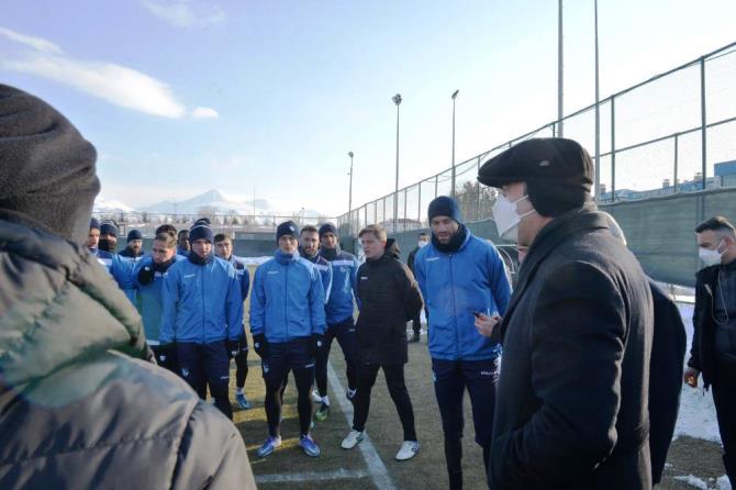 Vali Memiş’ten BB Erzurumspor antrenmanına ziyaret