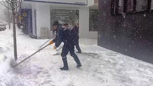 Erzurum'da kar yağışı etkili oldu, kent beyaza büründü