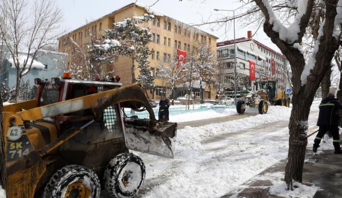 Büyükşehir’in kar timleri kenti baştan aşağı kardan temizliyor