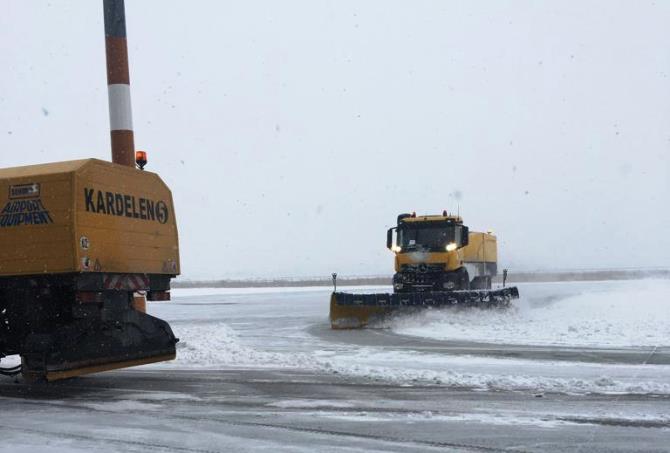 Erzurum Havalimanı kar timi görev başında