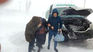 Erzurum’da zincirleme kazada 5 araç birbirine girdi, onlarca araç yolda kaldı