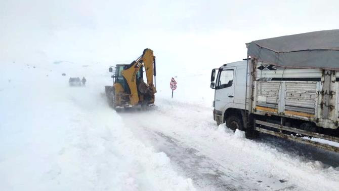 Aşkale’de aniden bastıran tipi geçit vermedi