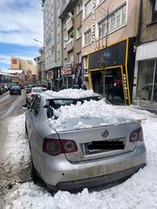 Çatıdan kar adeta çığ gibi düştü, araçlar tonlarca ağırlığındaki kar kütlesinin altında kaldı