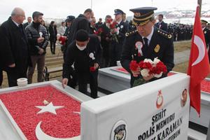 Polis Haftası’nda şehitler mezarları başında anıldı