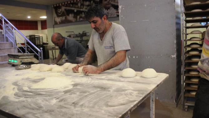 Erzurum’da fırıncılarda Ramazan pidesi mesaisi