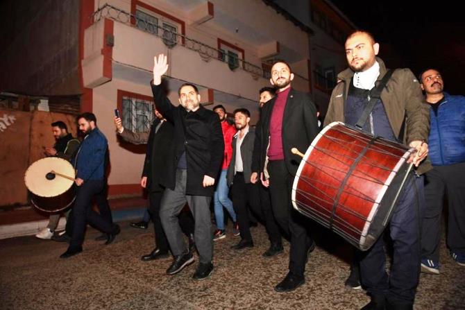 Başkan Mahmut Uçar, Ramazan davulcularına eşlik etti, vatandaşlarla sahur yemeği yedi