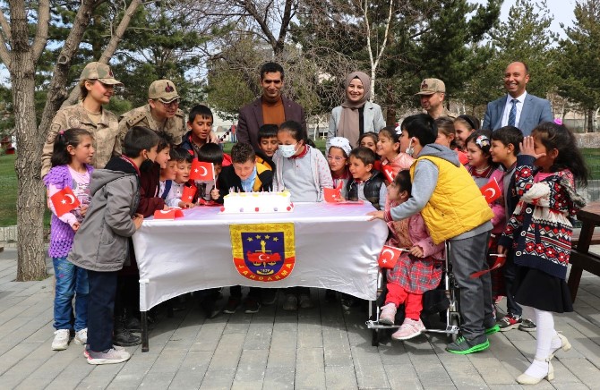 Erzurum İl Jandarma Komutanlığı Çocukların 23 Nisan Bayramını çeşitli etkinliklerle kutladı