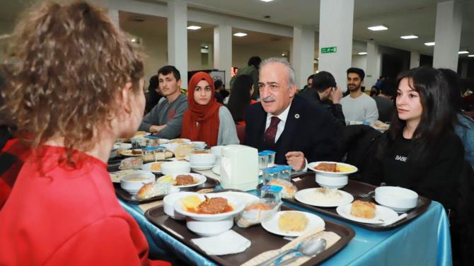 Rektör Çomaklı, iftarını öğrencilerle birlikte yaptı