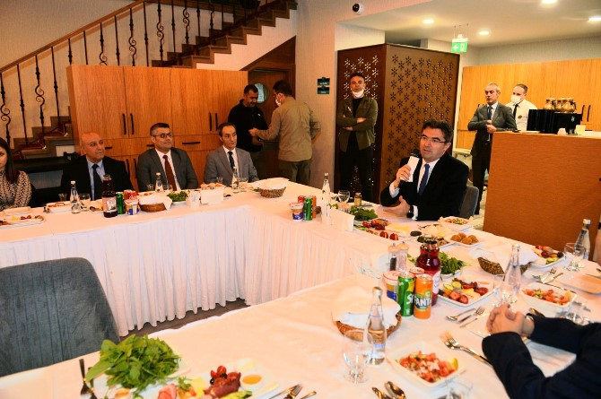 Erzurum Valisi Memiş, sağlık çalışanları ve öğretmenlerle iftarda buluştu